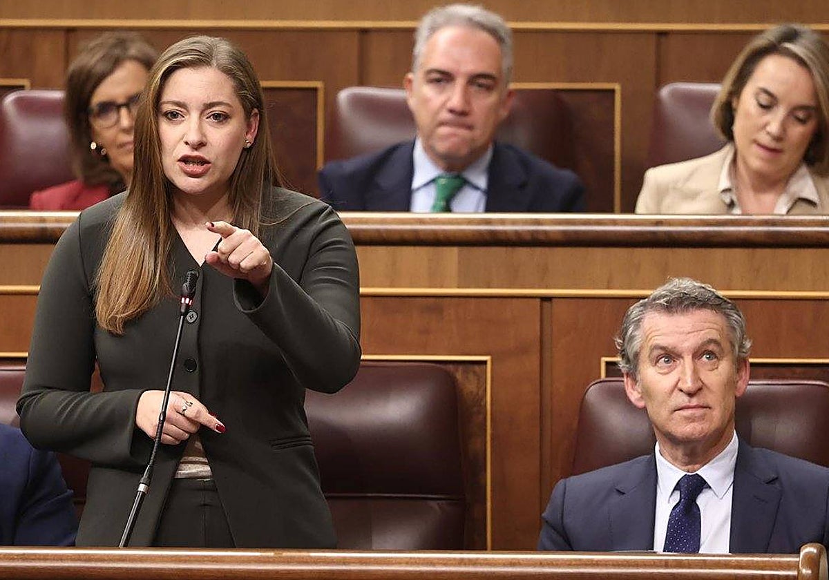 La portavoz del PP en el Congreso, Ester Muñoz, interviene durante una sesión de control al Gobierno, en el Congreso de los Diputados.