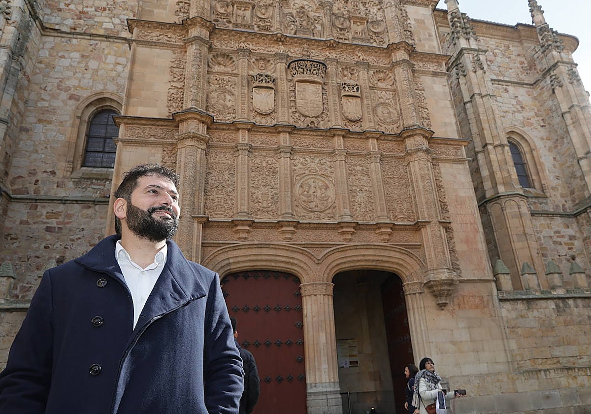 El profesor de la Facultad de Filosofía delante de la fachada de la Universidad donde imparte las clases.