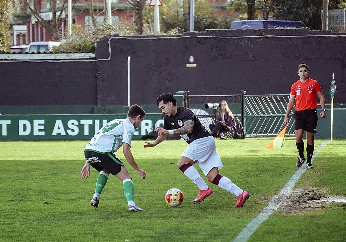 El lateral izquierdo del Salamanca UDS, Pulpón, trata de superar a su marcador en el partido.