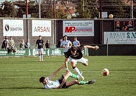 Javi Delgado cae al suelo después de ser agarrado por un zaguero local cuando ya encaraba la portería del Rayo Cantabria.