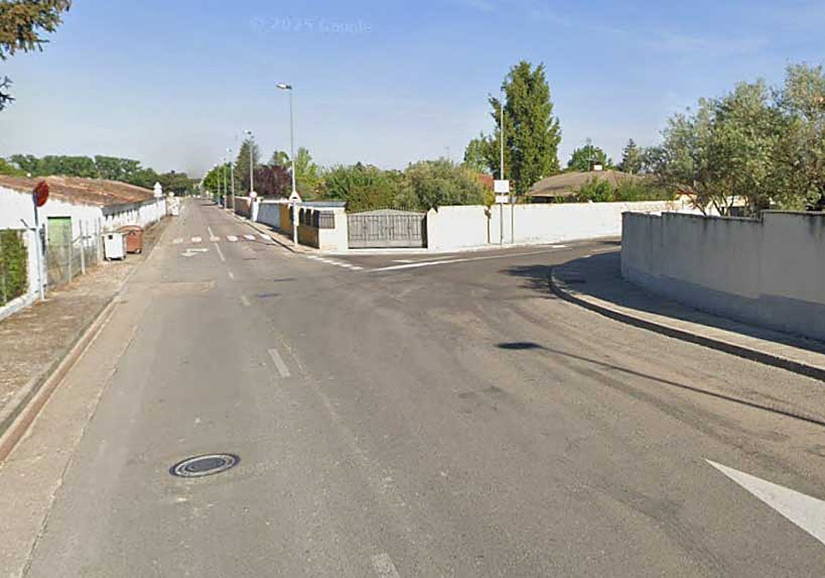 El cruce de las dos calles que se van a renovar en la urbanización Los Almendros.