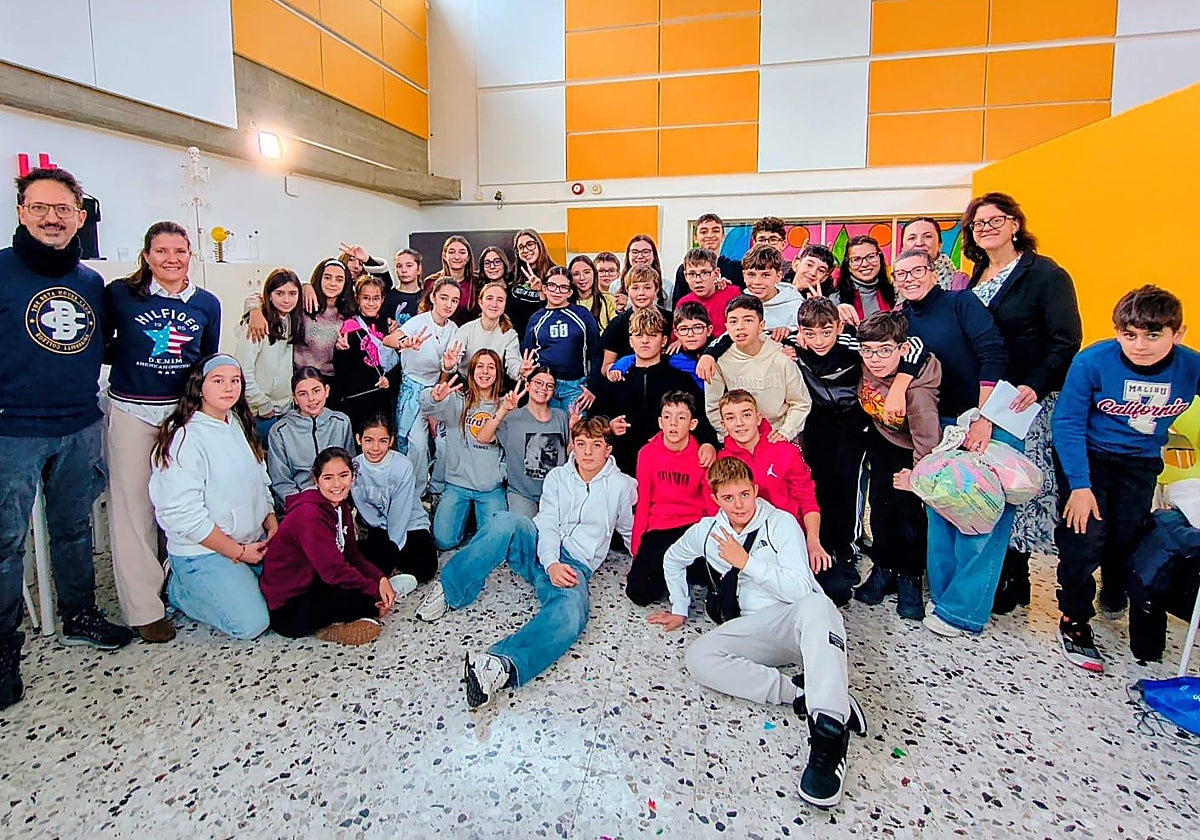 Los profesores del centro salmantino con los italianos y sus alumnos.