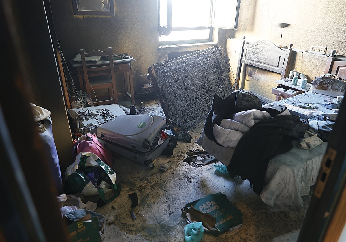 Imágenes exclusivas: así quedó la habitación del hotel del Zurguén arrasada por el fuego por un cigarro encendido