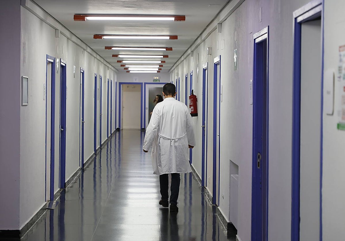 Un médico por los pasillos del Hospital.