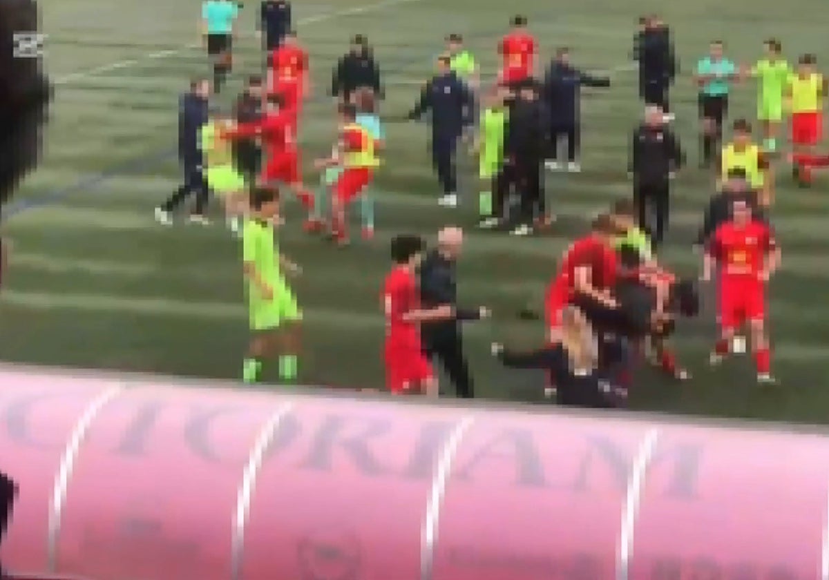 Un instante de la pelea registrada este domingo en el San Casto.