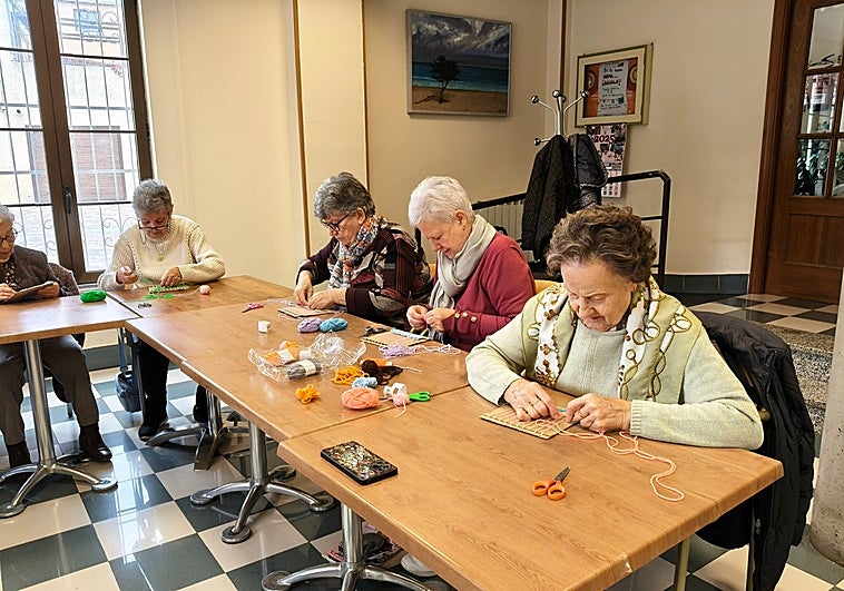 Visitas culturales y talleres centran la oferta del mes de marzo para los mayores en Carbajosa
