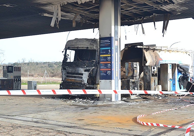 Así quedó el camión que ardía en la gasolinera de Valdecarpinteros mientras repostaba