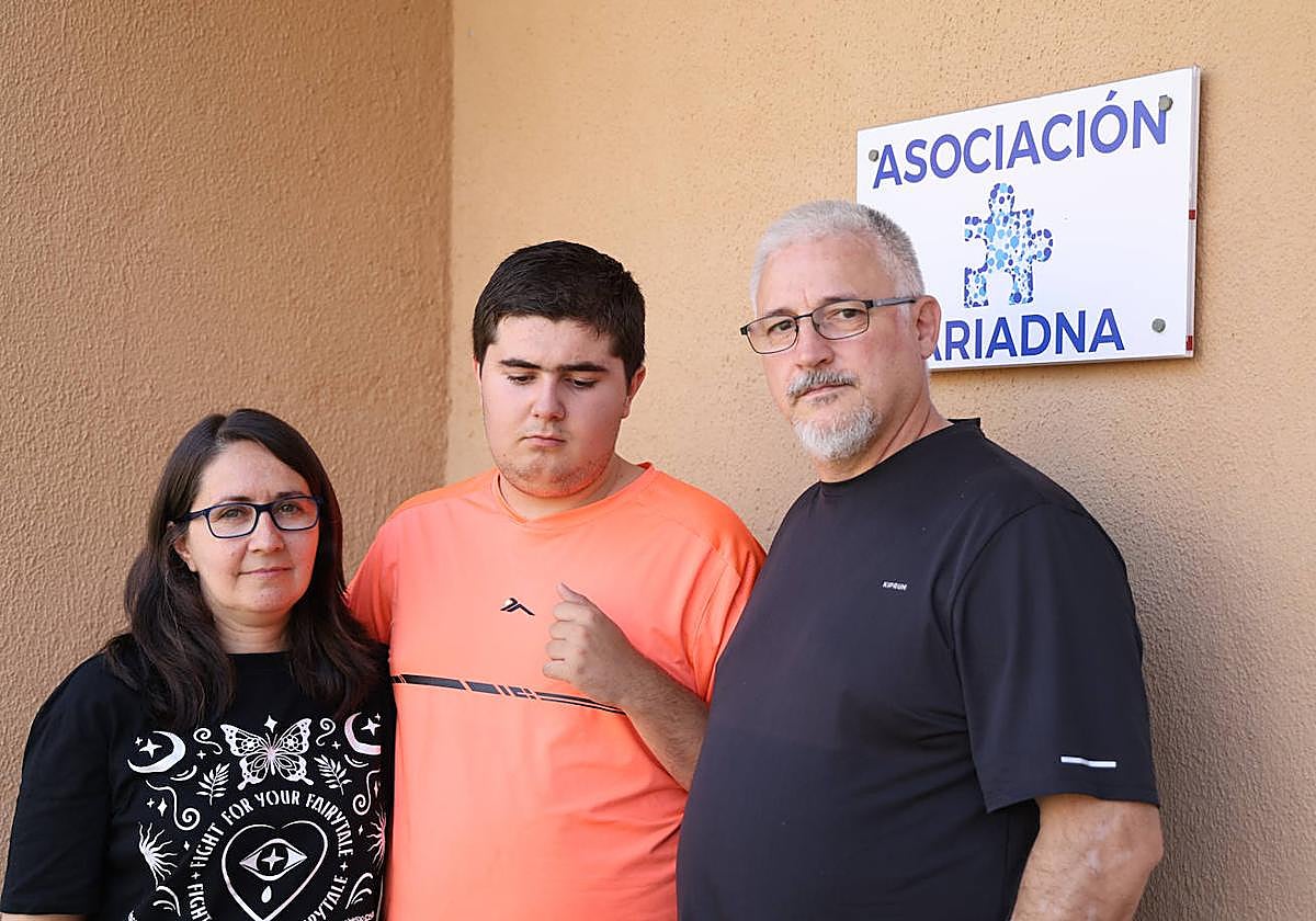 La lucha silenciosa de una familia con un hijo con autismo severo: «Lo que más miedo nos da es el día que faltemos»