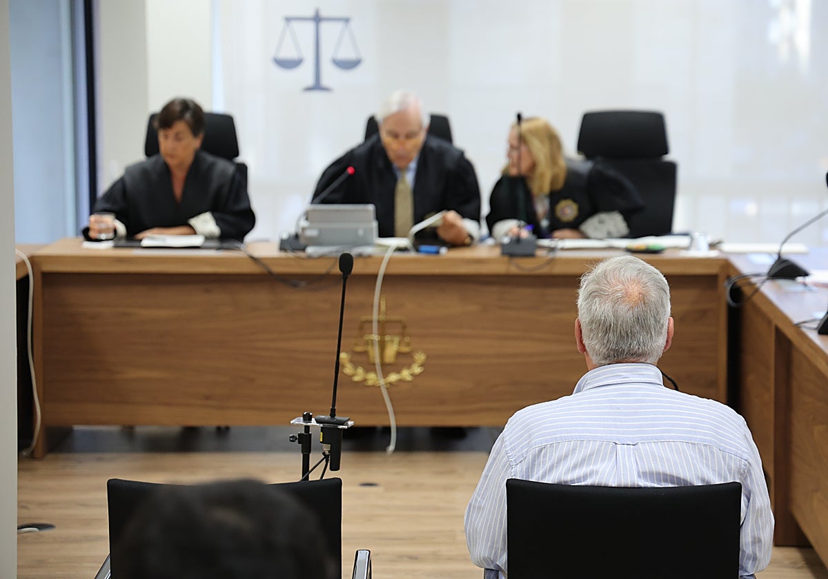 Topas prison official sentenced to seven years and eight months