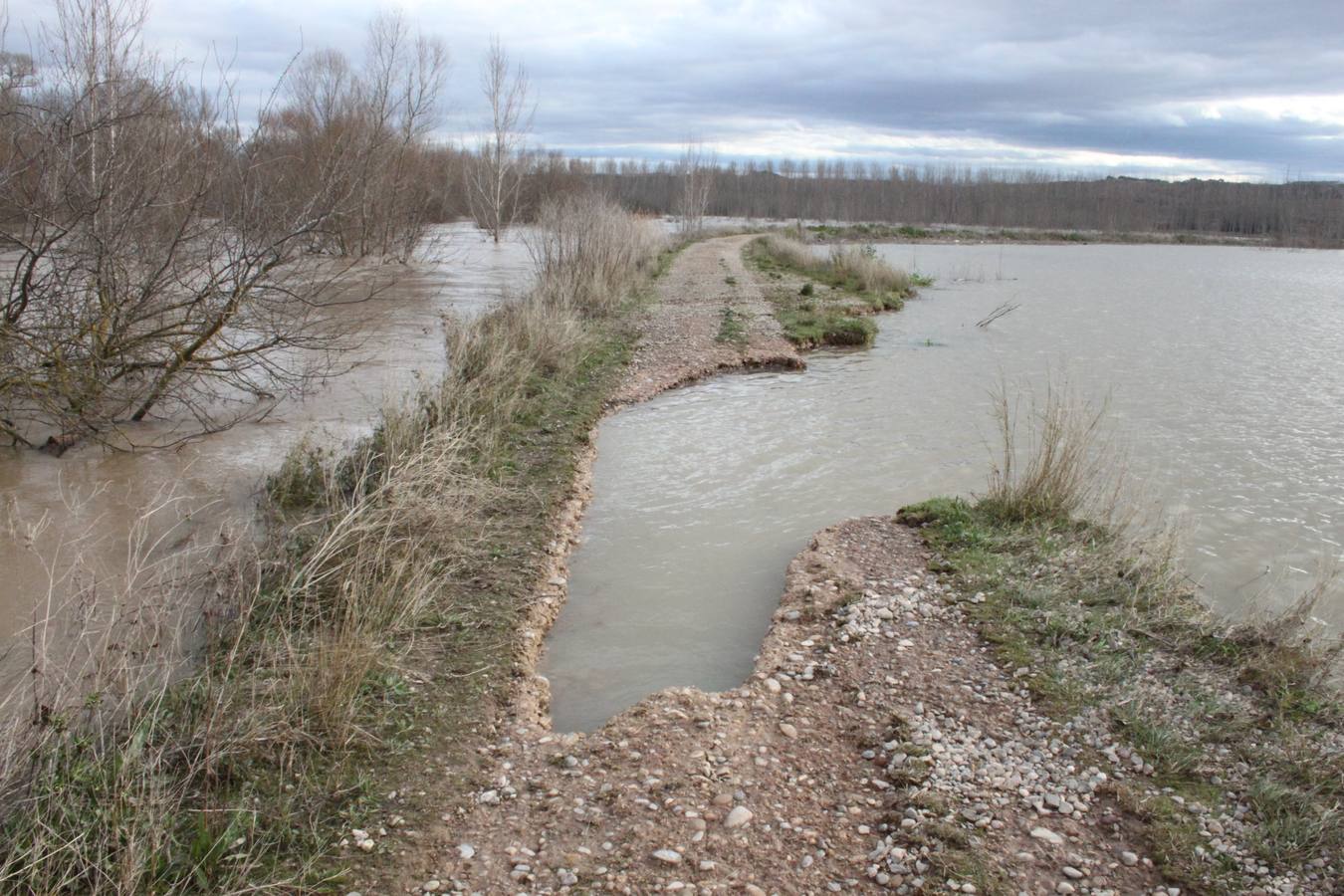 Camino destrozado por la fuerza del río.