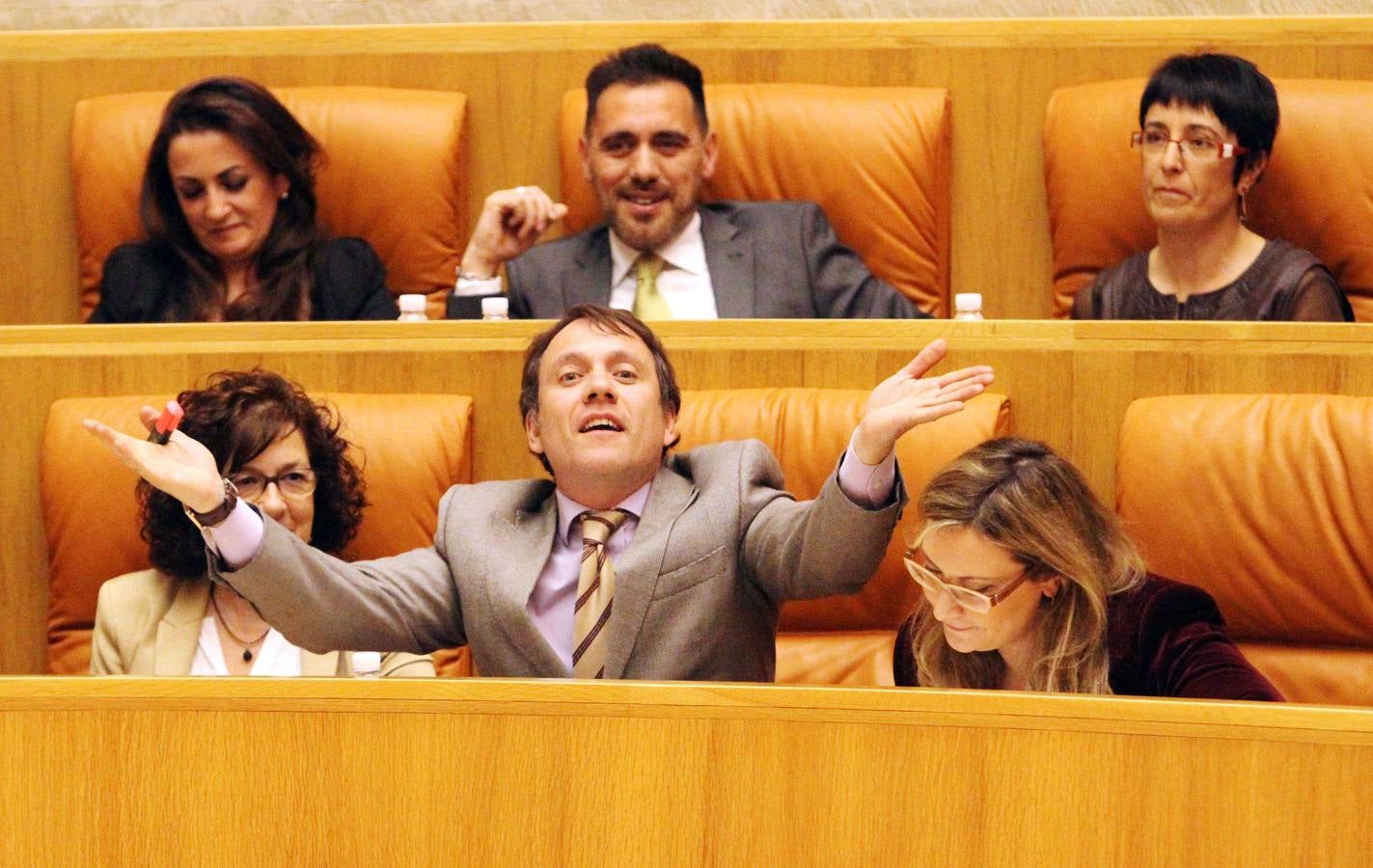 El pleno del Parlamento gira en torno a la AP-68, los Servicios Sociales y los municipios