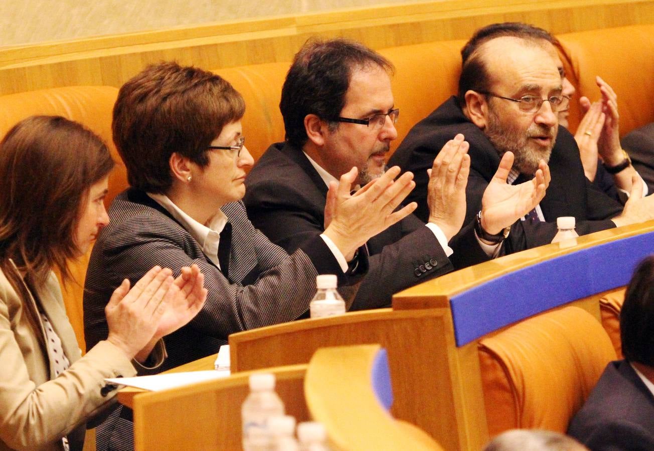 El pleno del Parlamento gira en torno a la AP-68, los Servicios Sociales y los municipios
