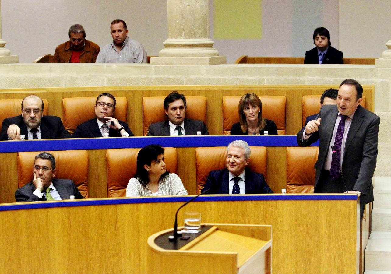 El pleno del Parlamento gira en torno a la AP-68, los Servicios Sociales y los municipios