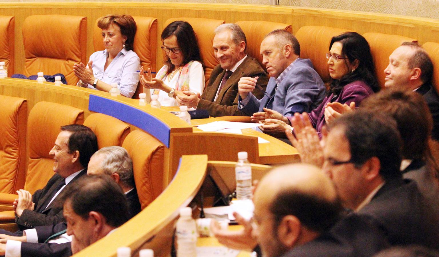 El pleno del Parlamento gira en torno a la AP-68, los Servicios Sociales y los municipios