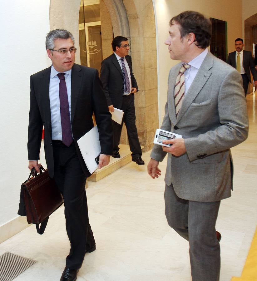 El pleno del Parlamento gira en torno a la AP-68, los Servicios Sociales y los municipios