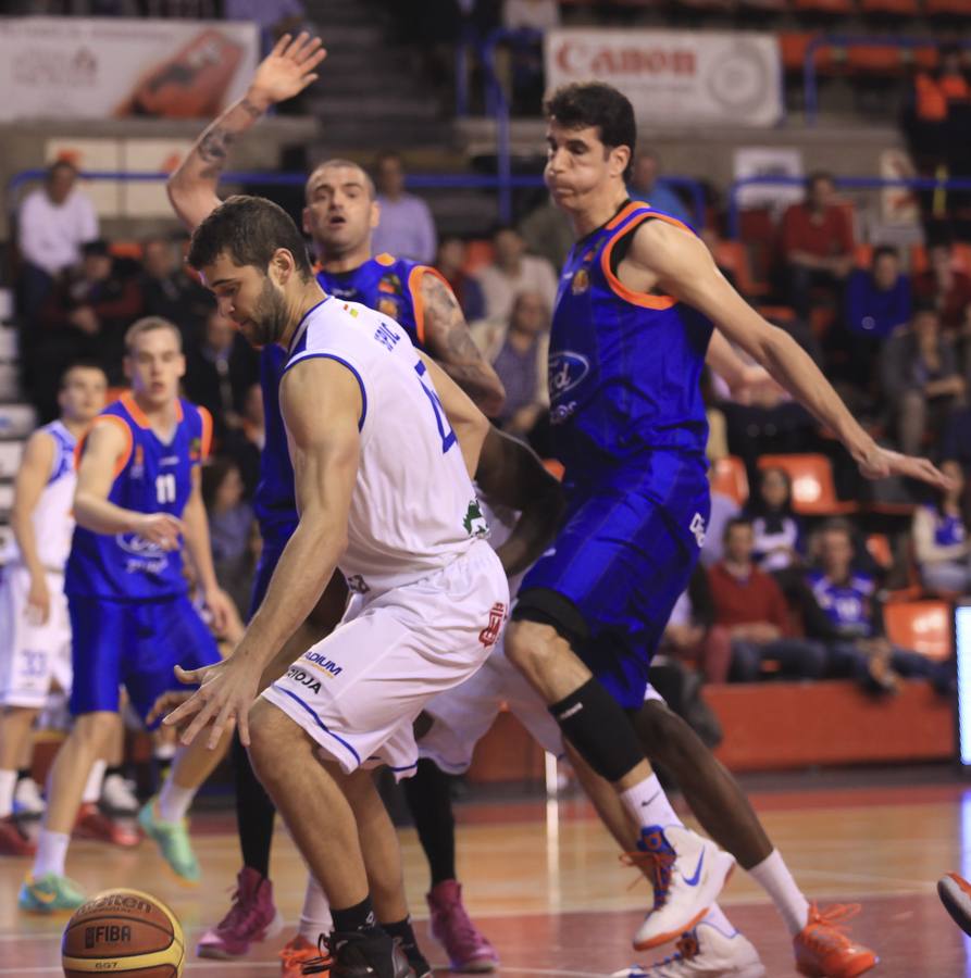 Pasión en la cancha y entre el público durante el Burgos-Cocinas.com (I)