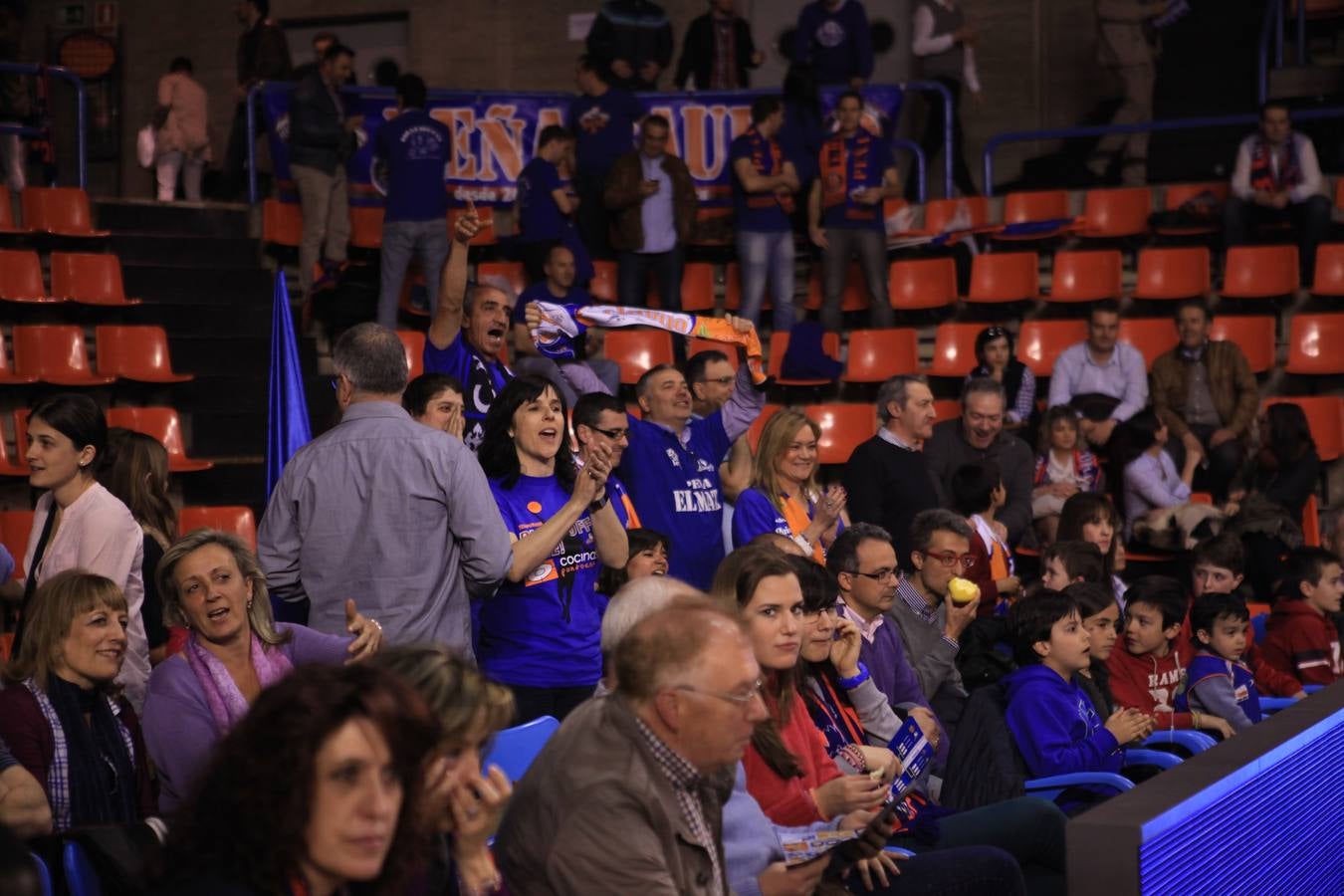 Pasión en la cancha y entre el público durante el Burgos-Cocinas.com (I)