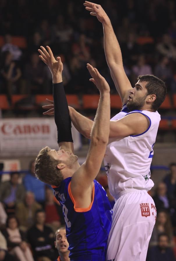 Pasión en la cancha y entre el público durante el Burgos-Cocinas.com (I)