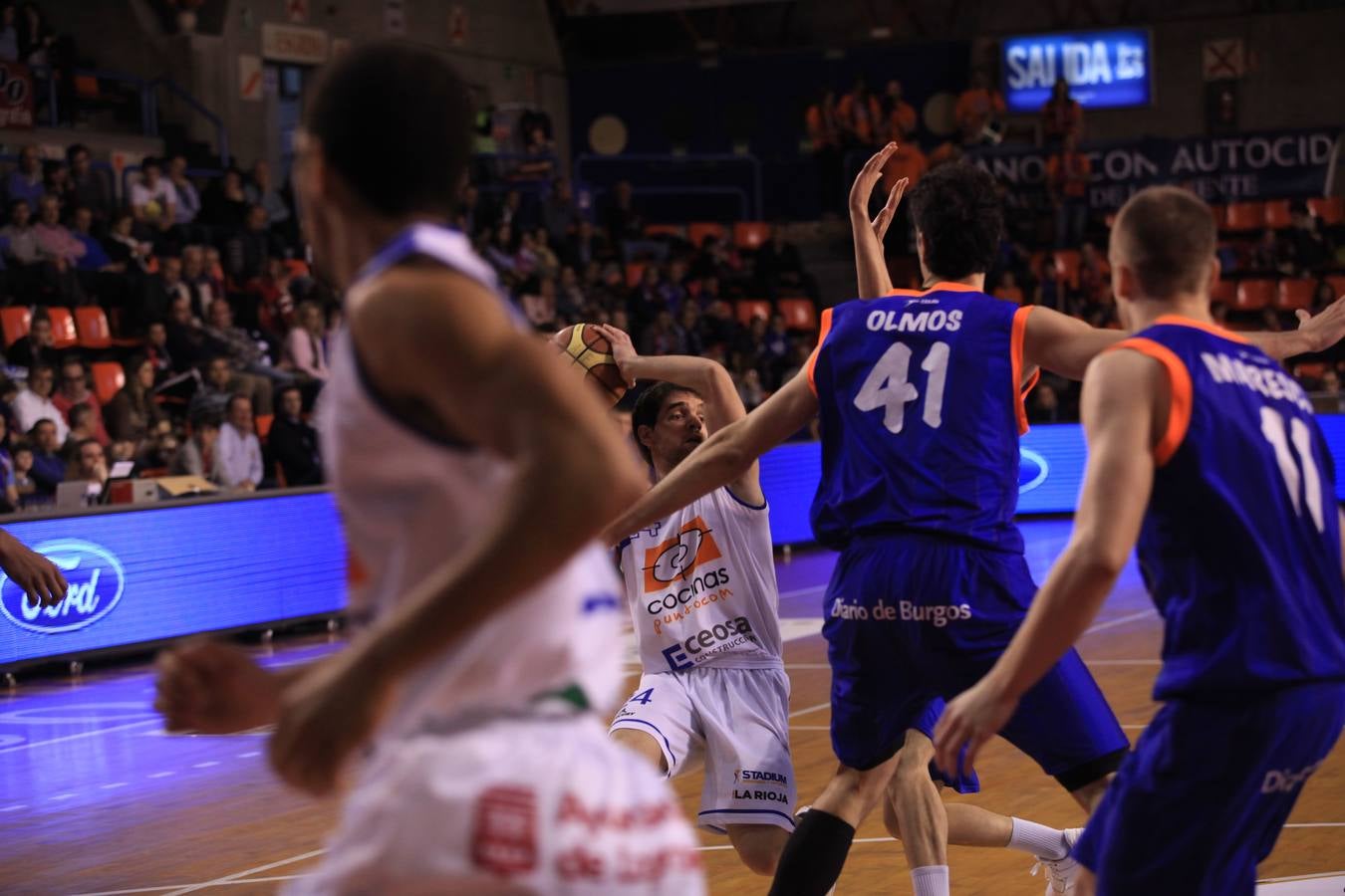 Pasión en la cancha y entre el público durante el Burgos-Cocinas.com (I)