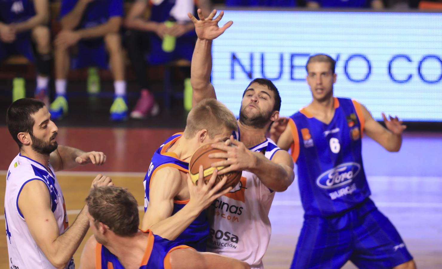 Pasión en la cancha y entre el público durante el Burgos-Cocinas.com (II)