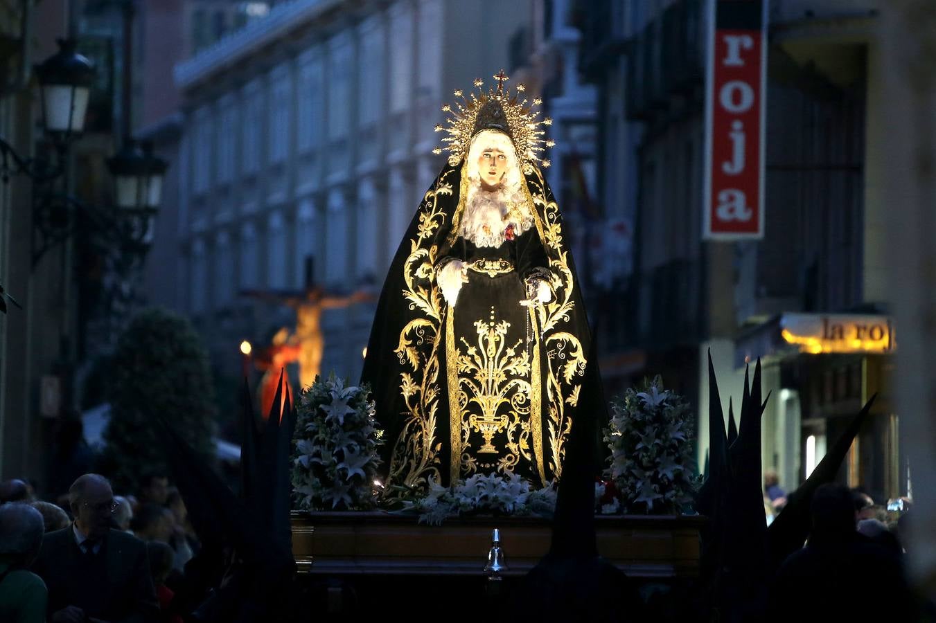 La cofradía de la Santa Cruz procesionó con el Santo Rosario del Dolor