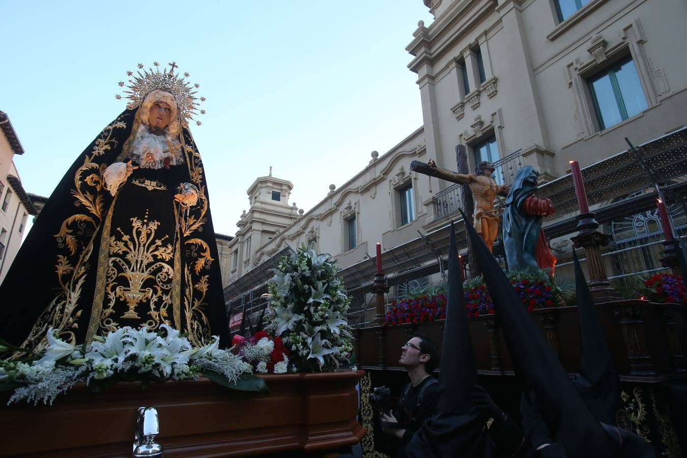 La cofradía de la Santa Cruz procesionó con el Santo Rosario del Dolor