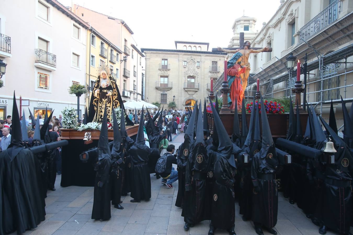 La cofradía de la Santa Cruz procesionó con el Santo Rosario del Dolor