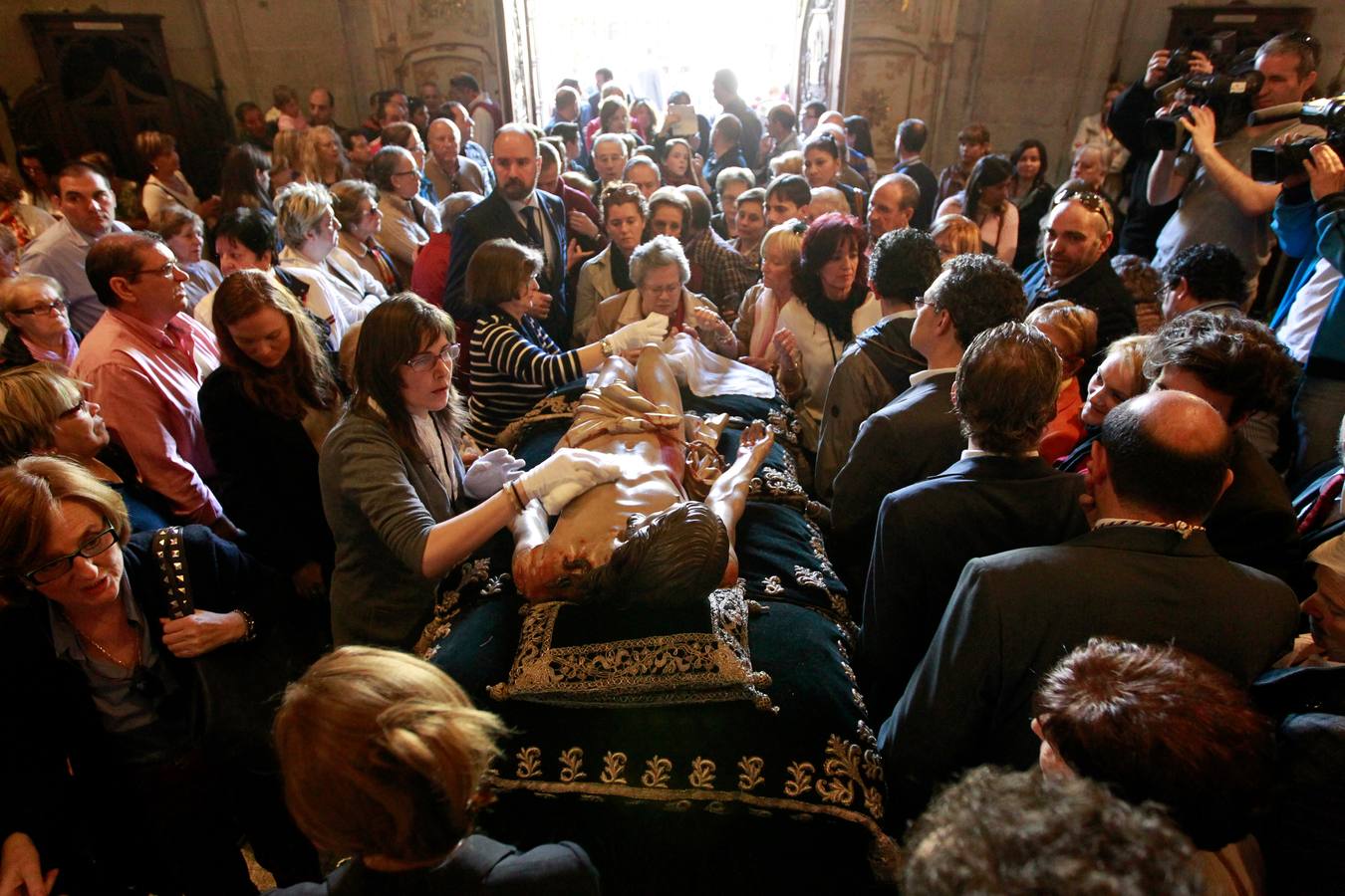 Centenares de logroñeses en la limpieza del Santo Sepulcro