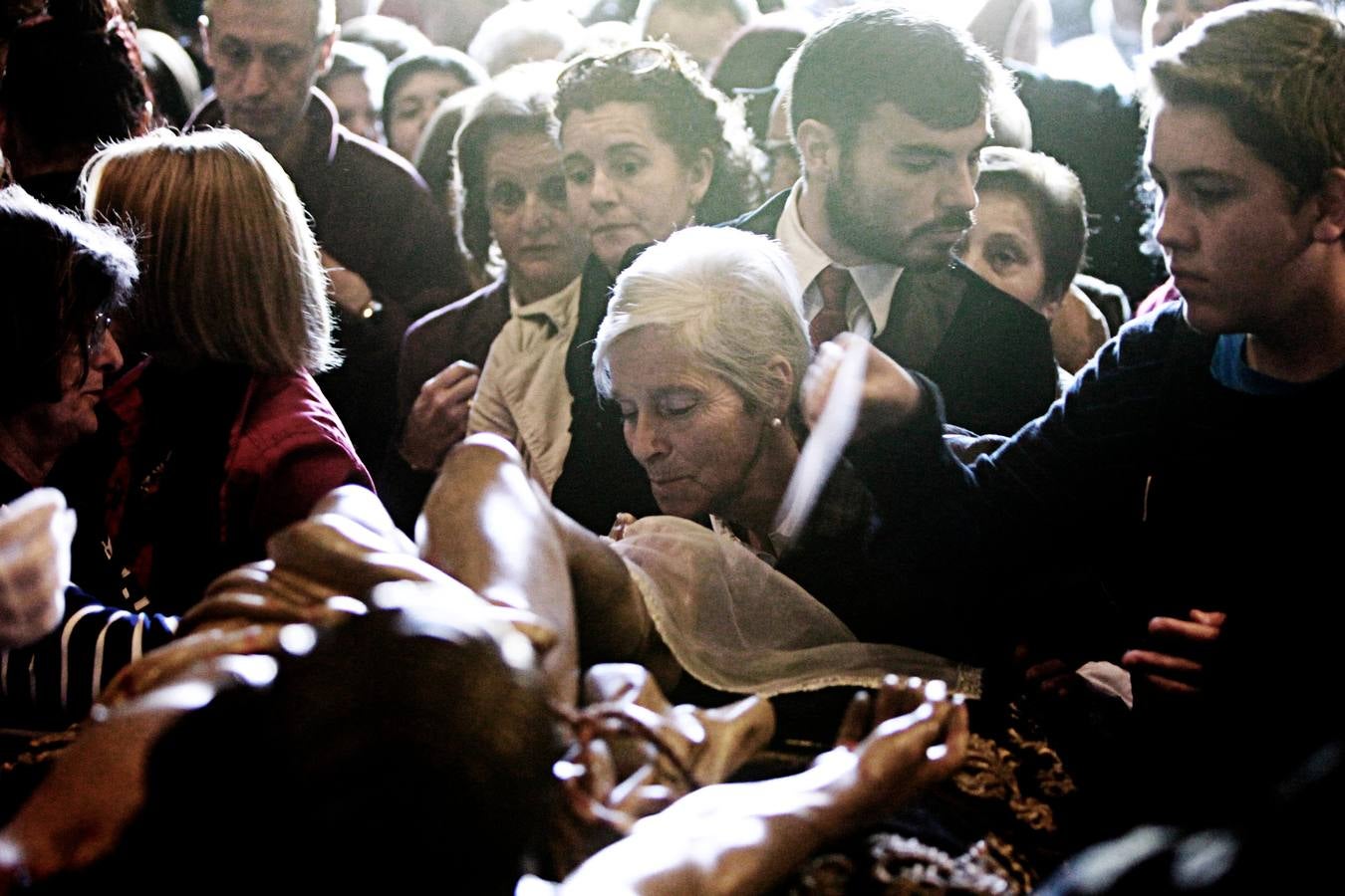 Centenares de logroñeses en la limpieza del Santo Sepulcro