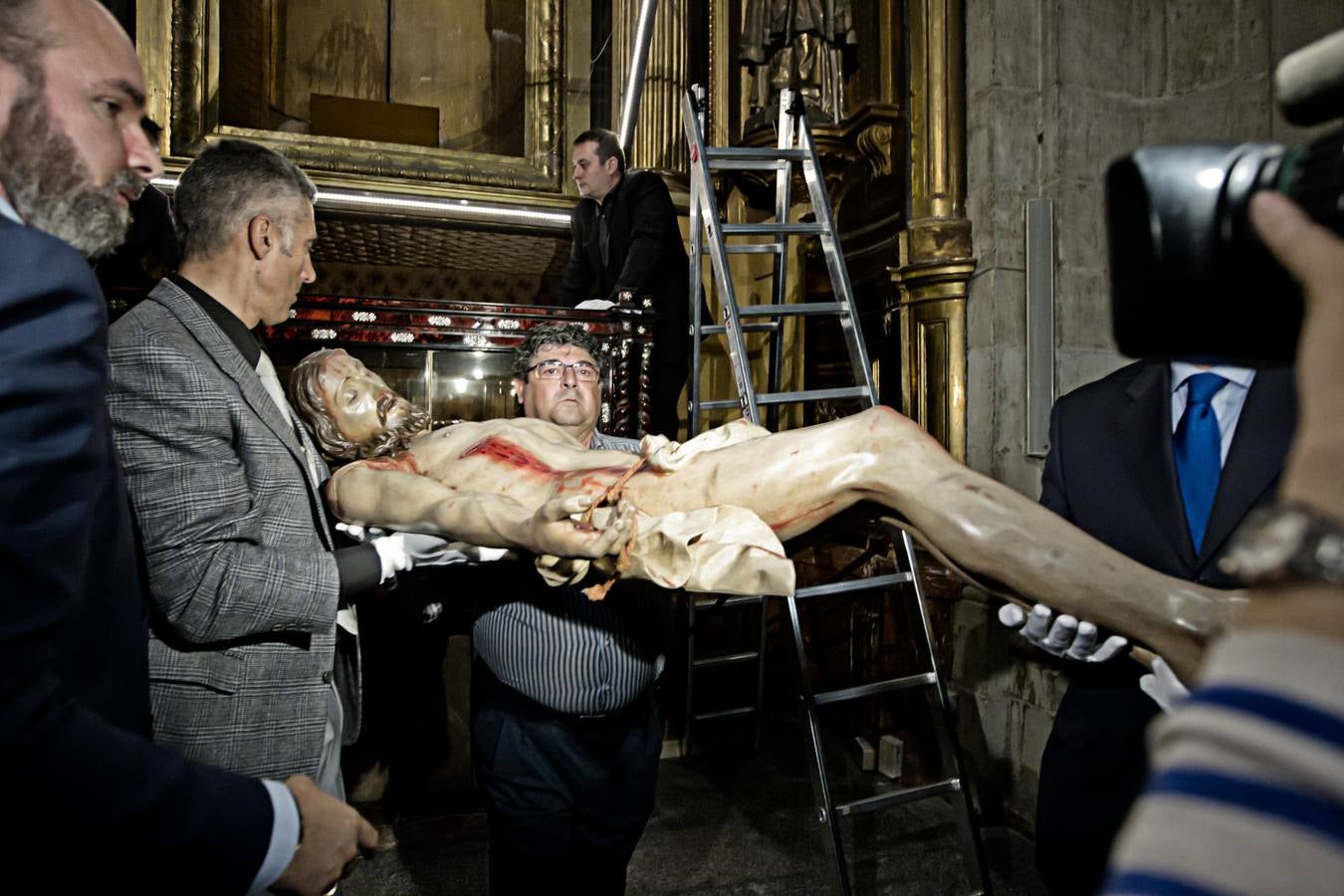 Centenares de logroñeses en la limpieza del Santo Sepulcro