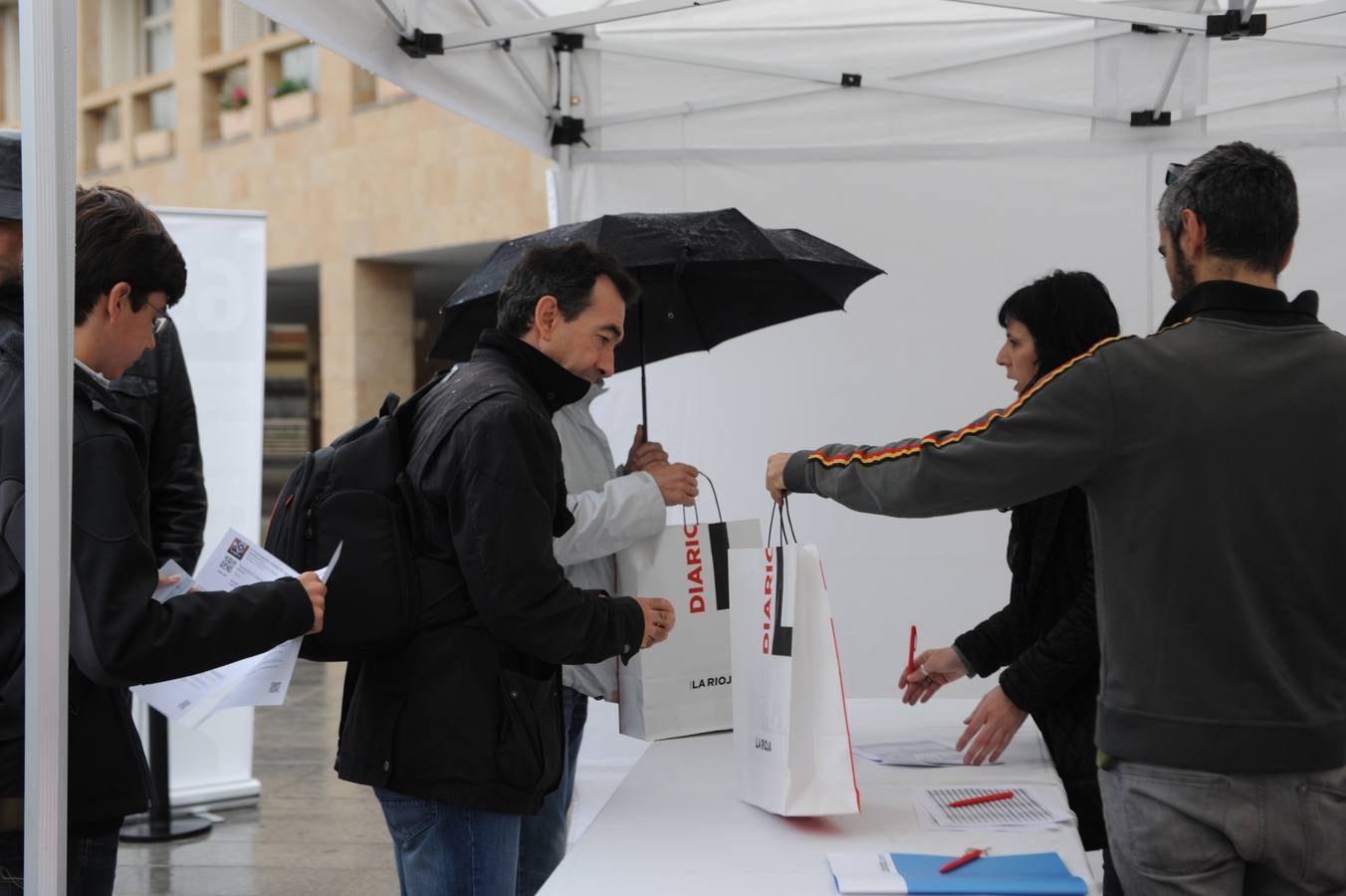 Más de doscientos fotógrafos invaden Logroño / Plaza del Ayuntamiento