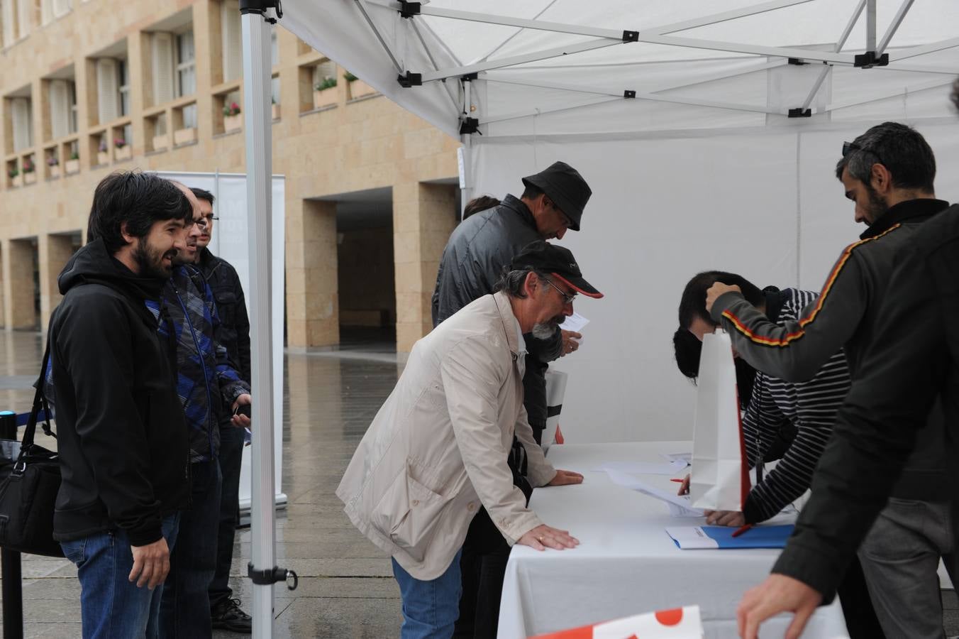 Más de doscientos fotógrafos invaden Logroño / Plaza del Ayuntamiento