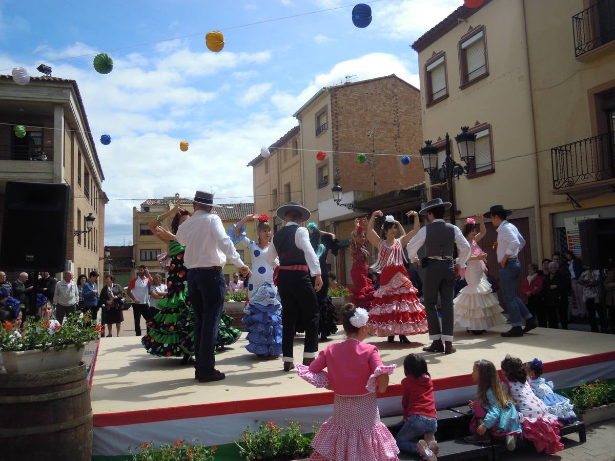 Los rinconeros bailan por sevillanas