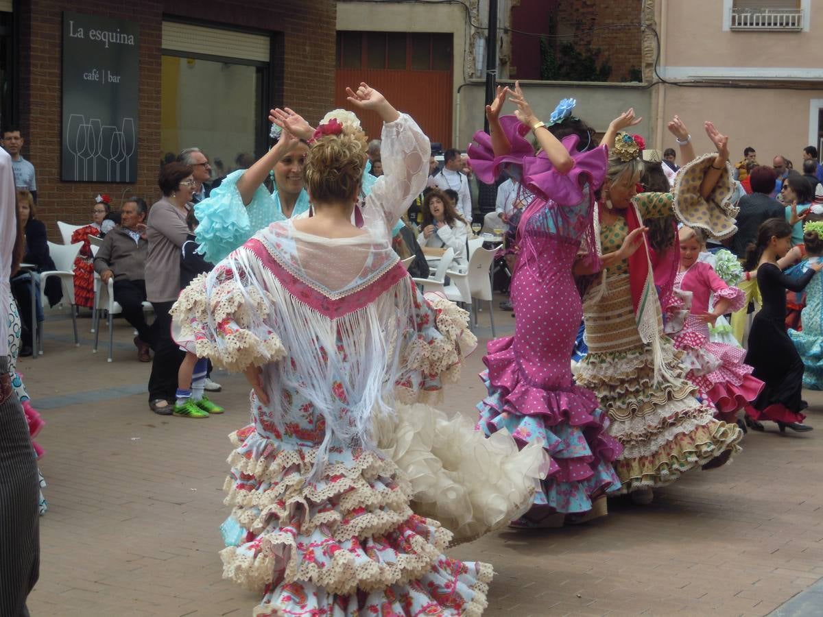 Los rinconeros bailan por sevillanas