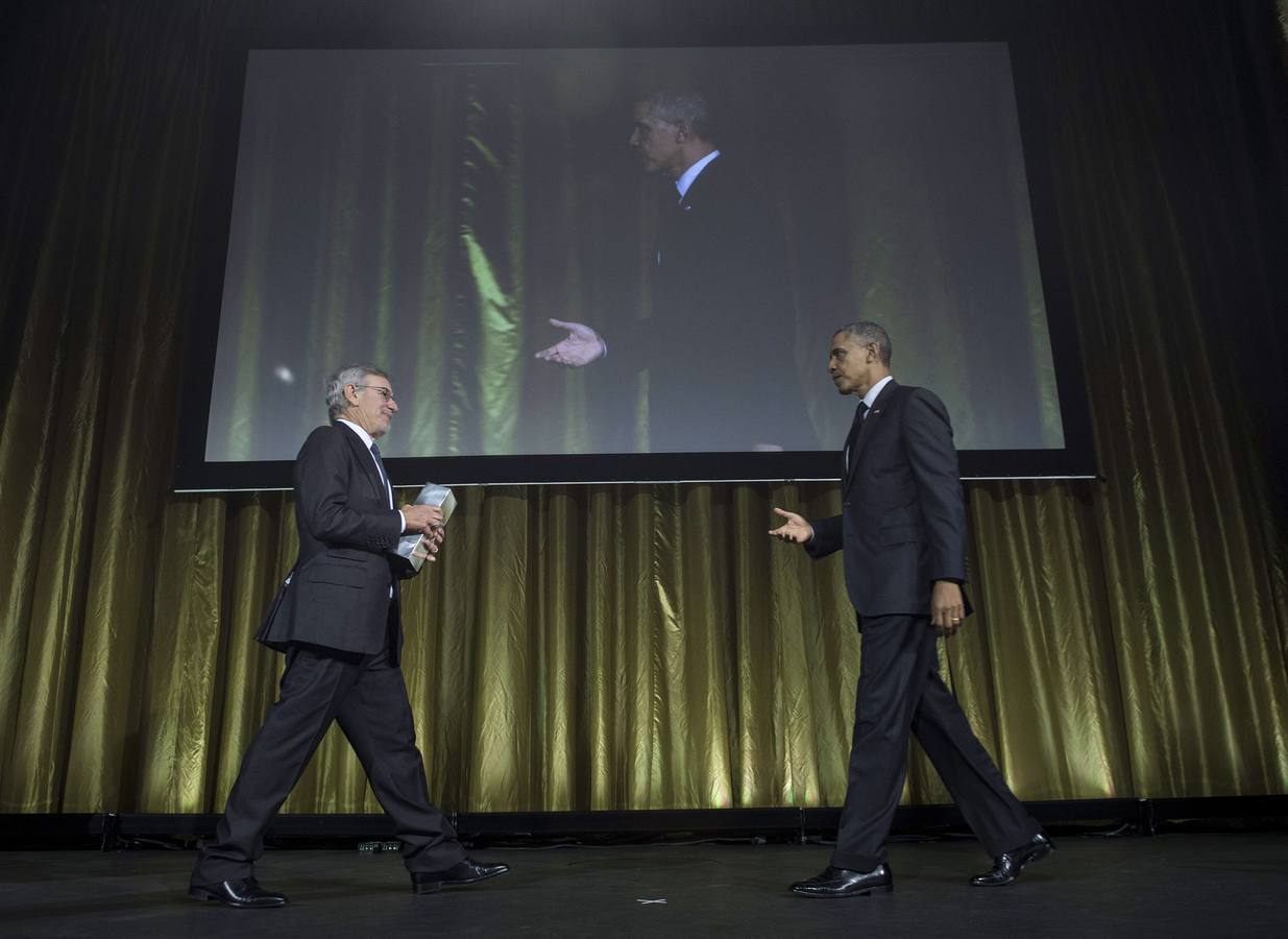 Spielberg entrega la distinción a Obama