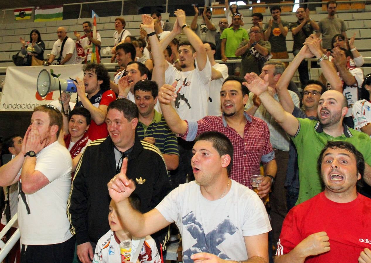 El Naturhouse celebra con el público la victoria ante el Huesca