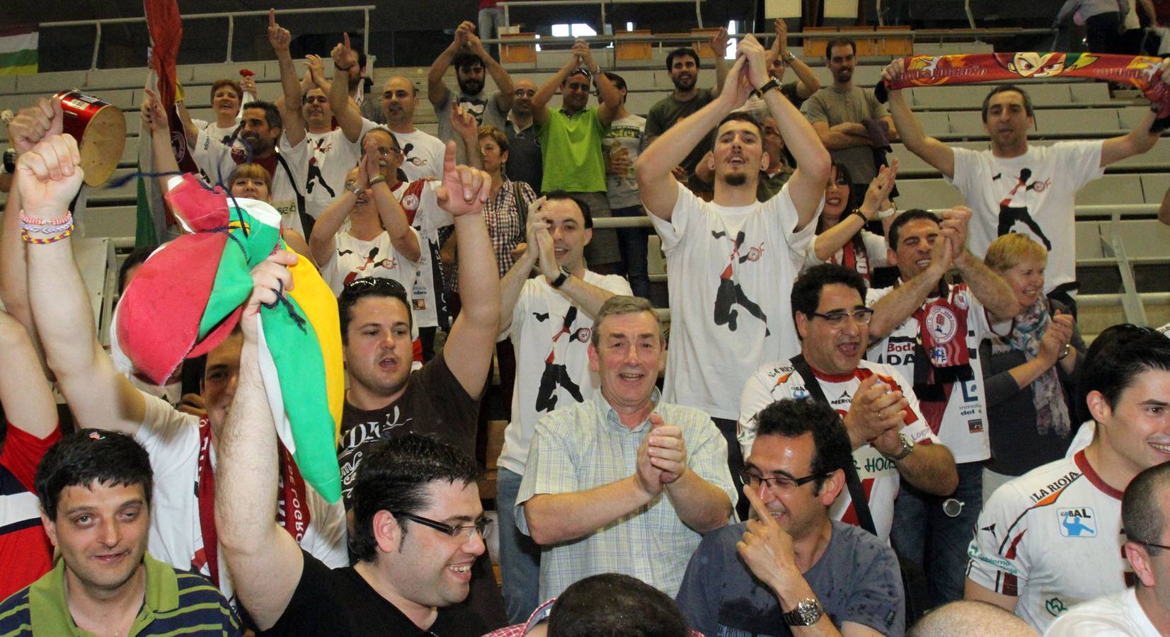 El Naturhouse celebra con el público la victoria ante el Huesca