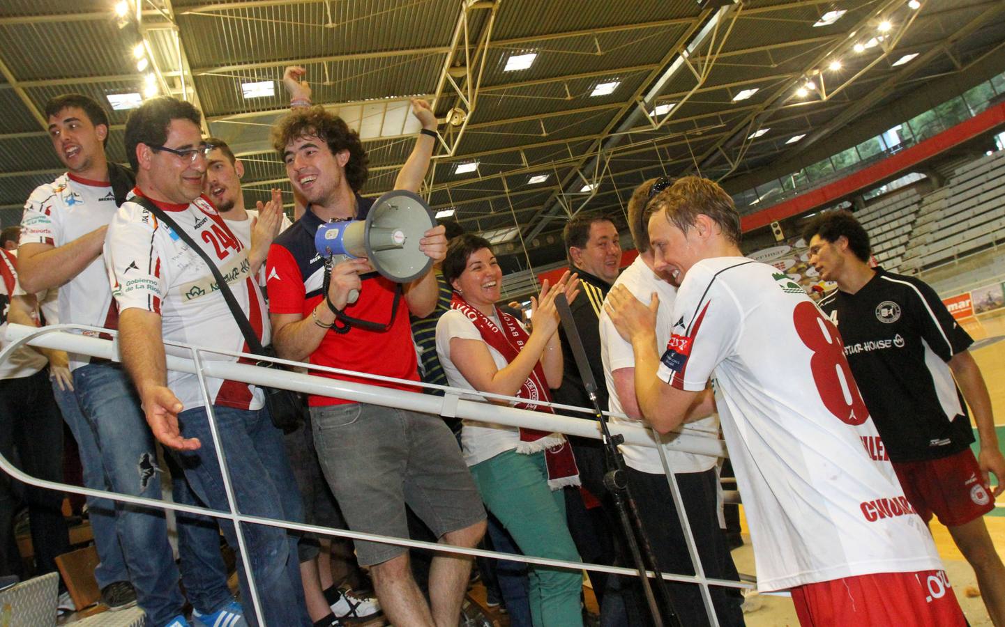 El Naturhouse celebra con el público la victoria ante el Huesca