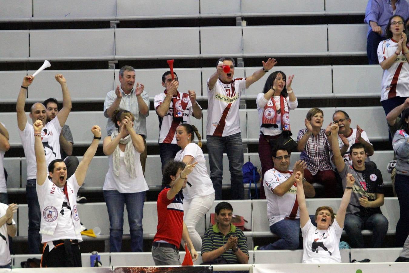 El Naturhouse celebra con el público la victoria ante el Huesca