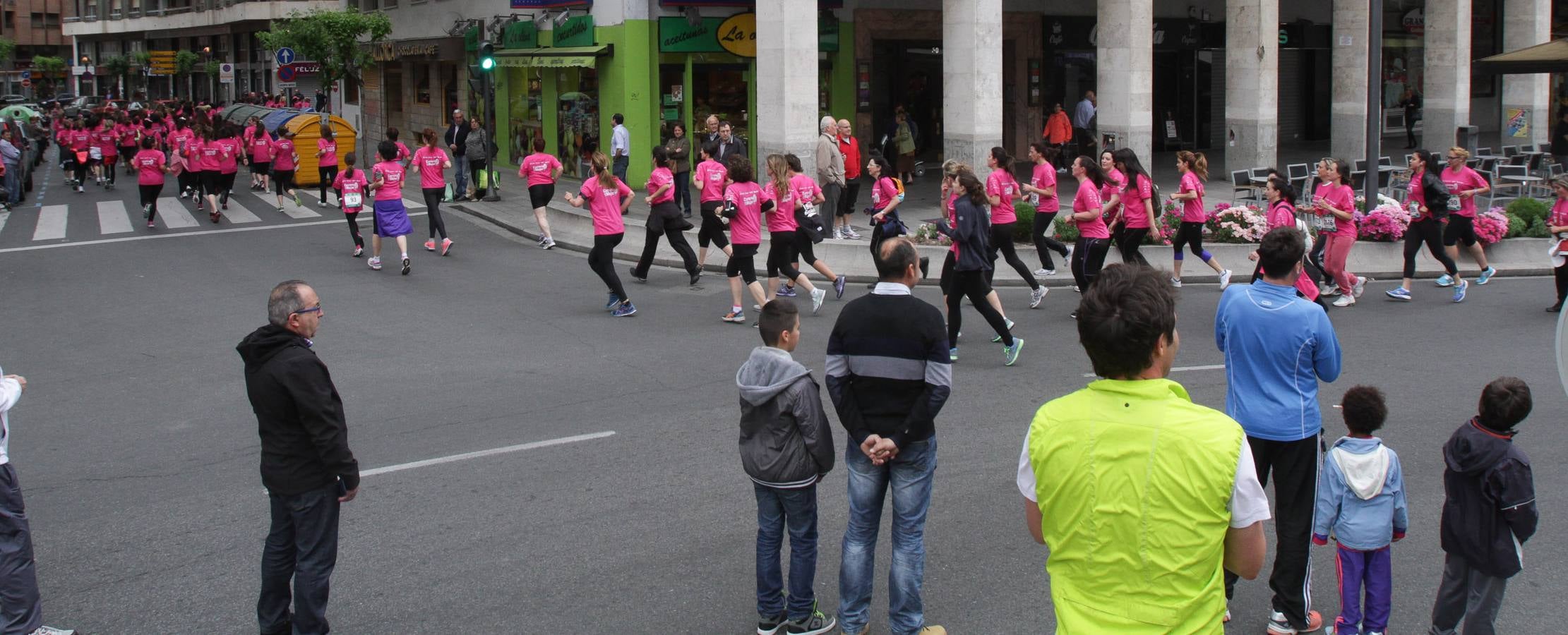 Más de 4.200 mujeres participan en la I Carrera de la Mujer