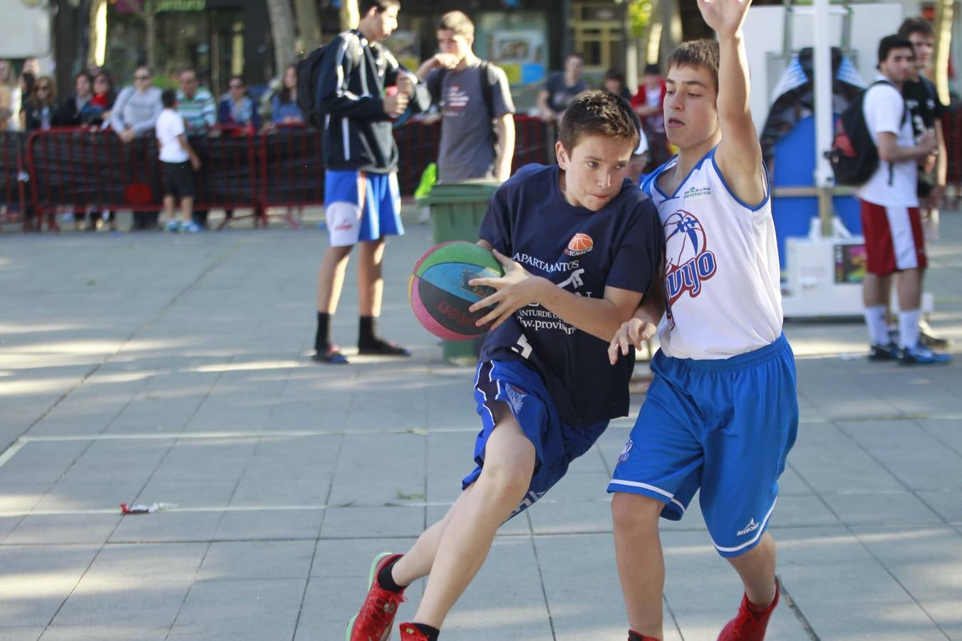 Logroño juega al baloncesto en el Ayuntamiento