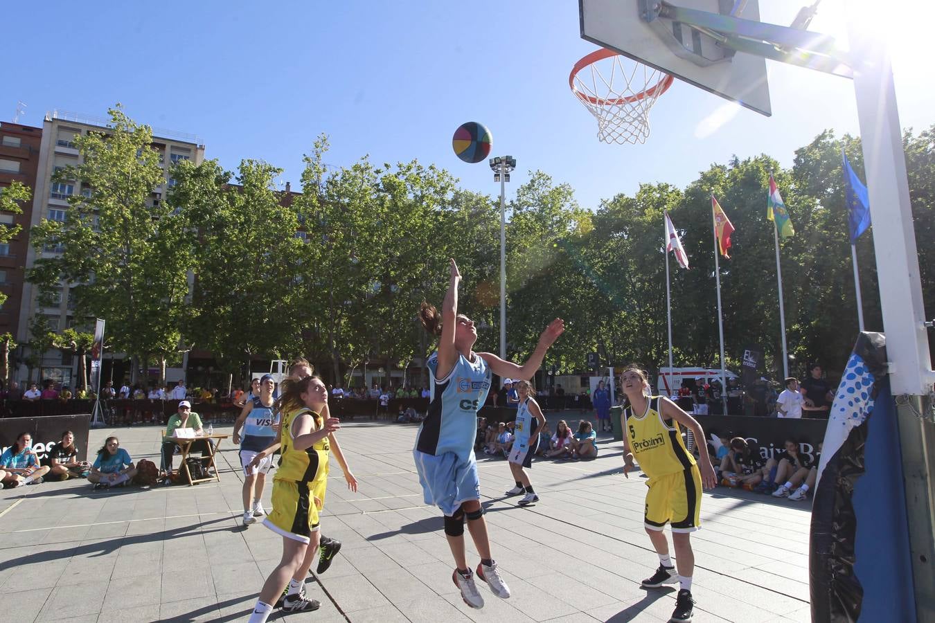 Logroño juega al baloncesto en el Ayuntamiento