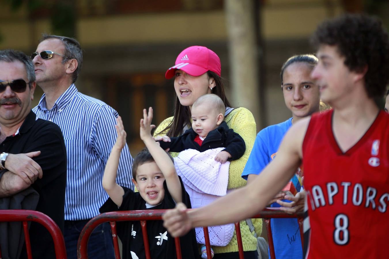 Logroño juega al baloncesto en el Ayuntamiento