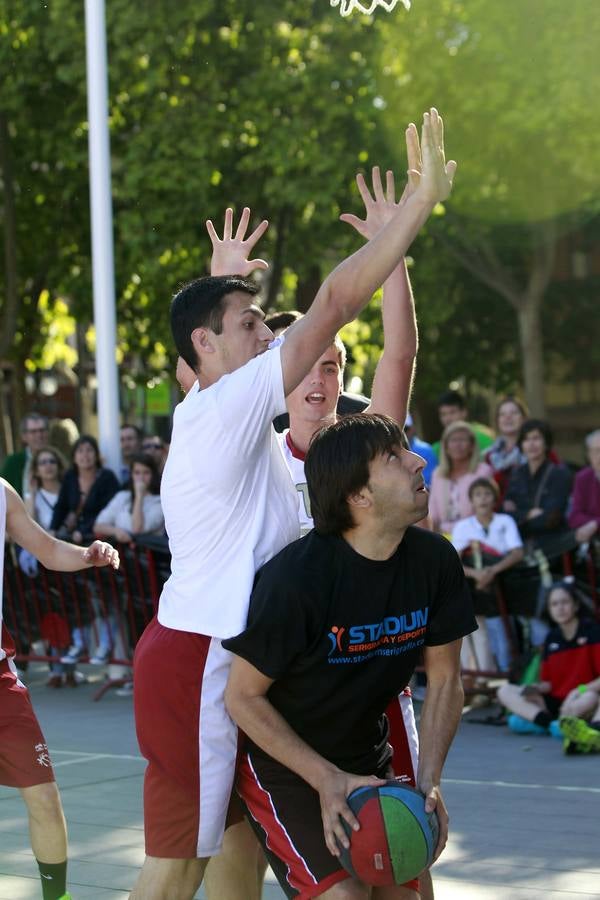 Logroño juega al baloncesto en el Ayuntamiento