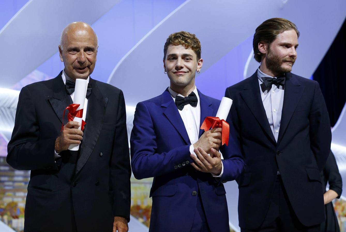 Xavier Dolan, junto a Daniel Bruhl, tras recibir la mención especial del jurado.