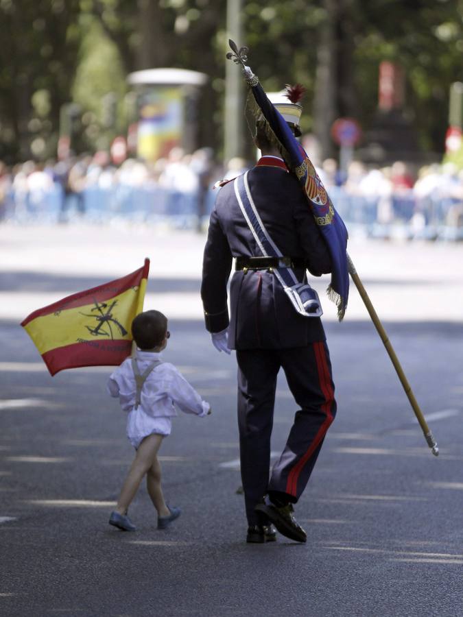 Un guardia real llega con su hijo de corta edad a la Plaza de la Lealtad.