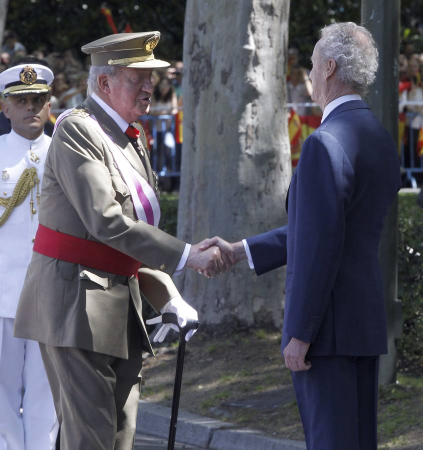 El Rey Juan Carlos saluda al ministro de Defensa, Pedro Morenés.