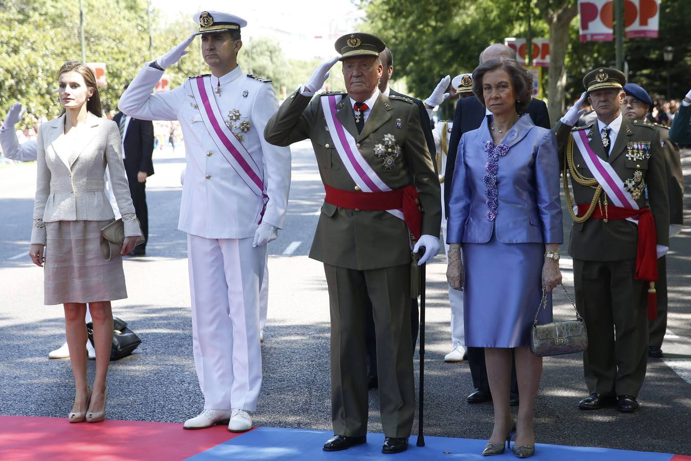 Los Reyes y los Príncipes llegan a la madrileña plaza de la Lealtad.