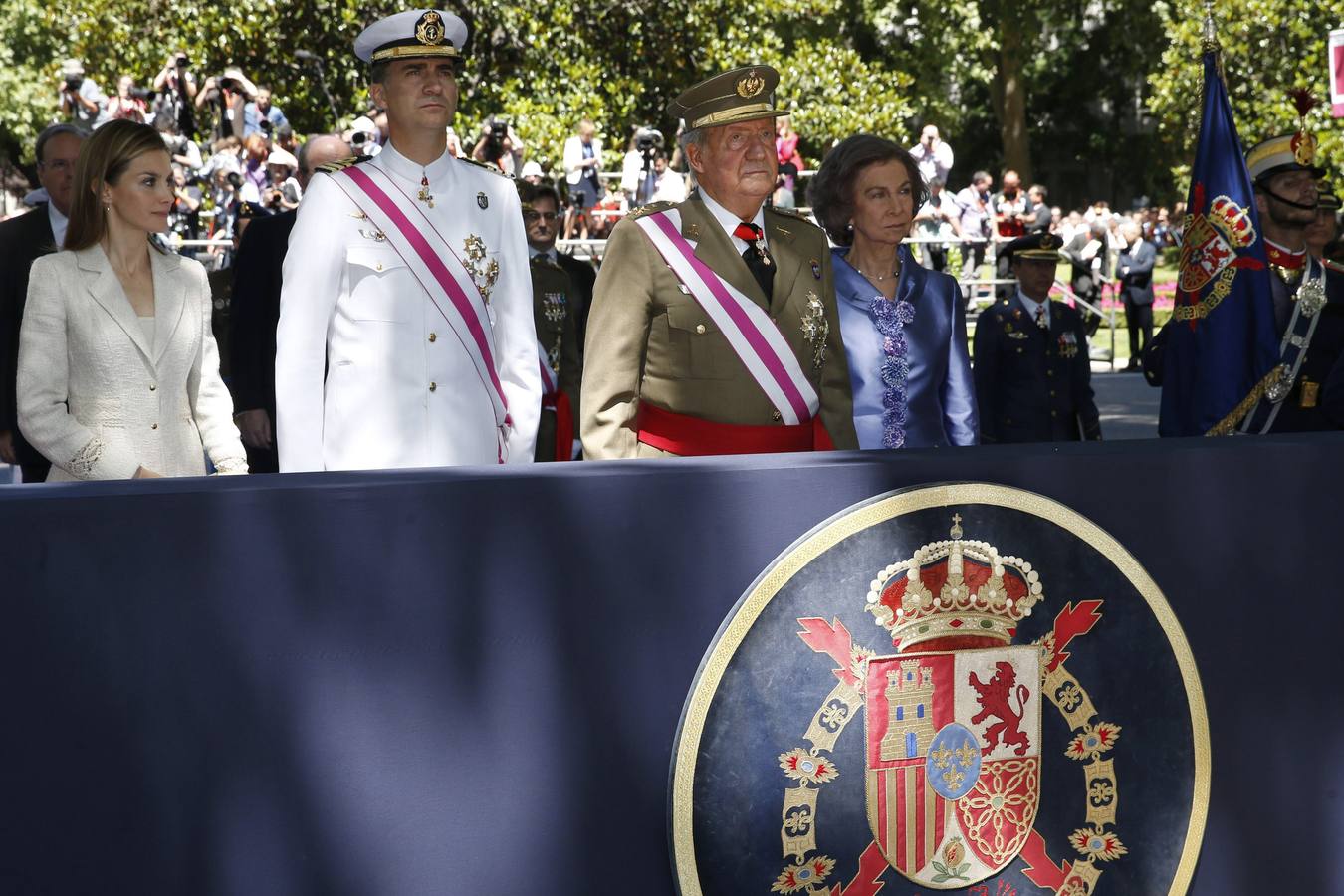 El jefe de Estado Mayor de la Defensa (JEMAD), almirante general Fernando García Sánchez (d), ante el Rey Juan Carlos y el Príncipe de Asturias, junto a la Reina Sofía y la Princesa Letizia.