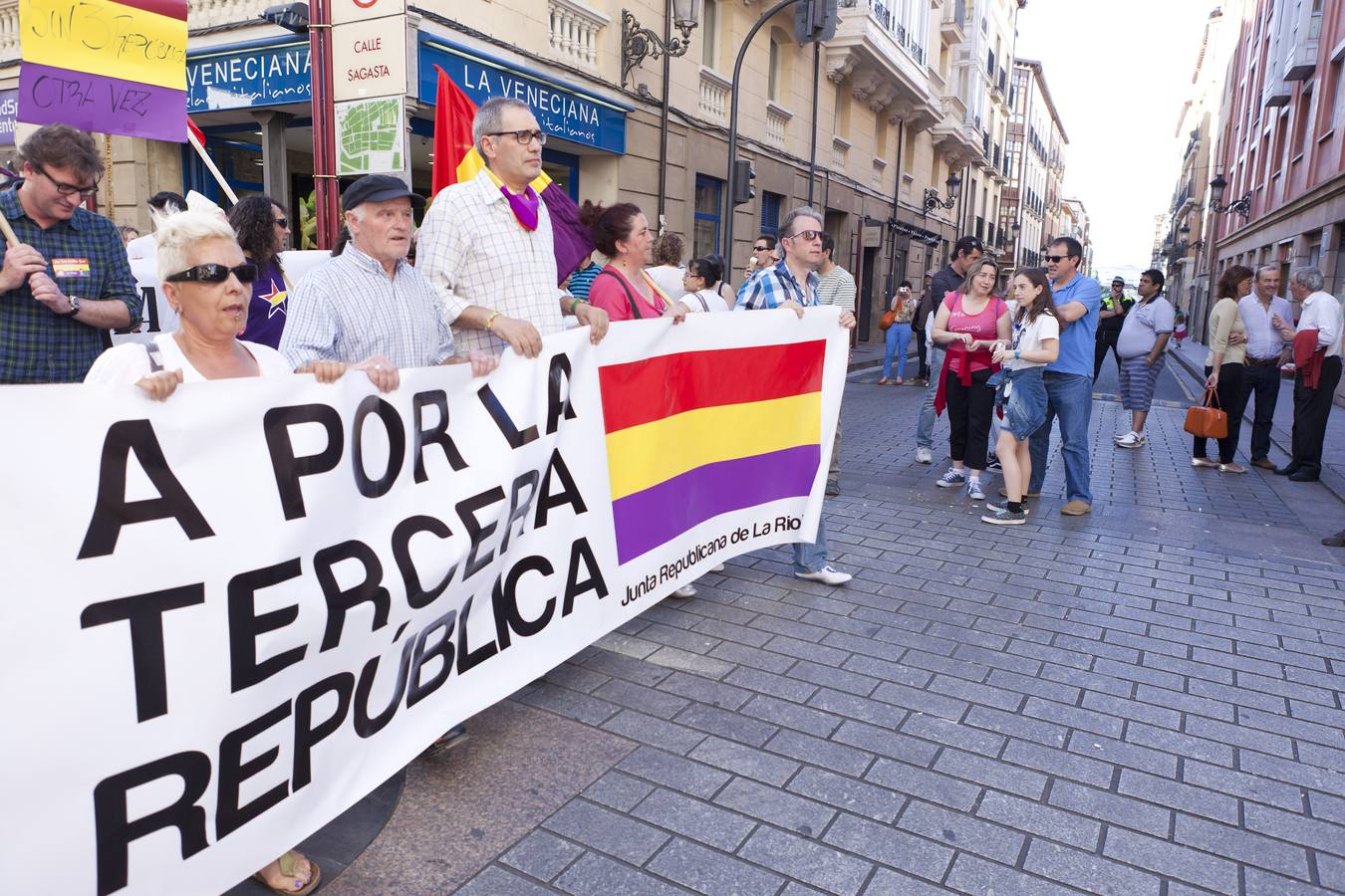 Unas 400 personas se reúnen en Logroño &#039;por la consulta ciudadana&#039; sobre la República